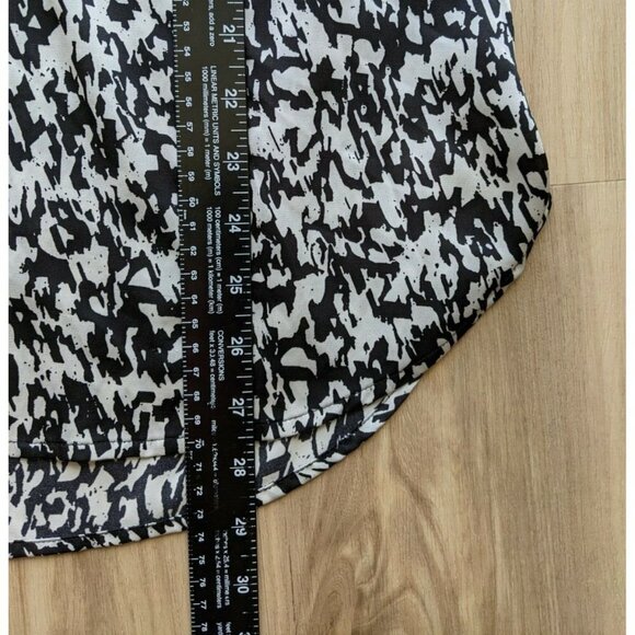 Vince Camuto Long Sleeve Silky Blouse Black & White Womens Small - Picture 11 of 11